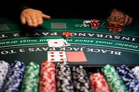 Meja roulette Dream Gaming dengan dealer profesional